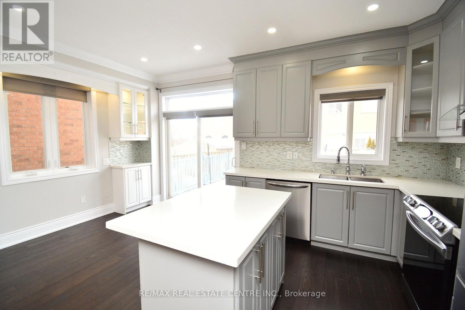 94 Seahorse Avenue, Brampton, Ontario  L6V 4N8 - Photo 10 - W12835316