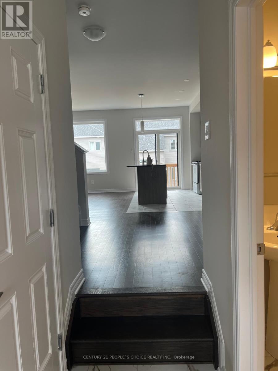 32 Atop Lane, Ottawa, Ontario  K1X 0H2 - Photo 2 - X12788828