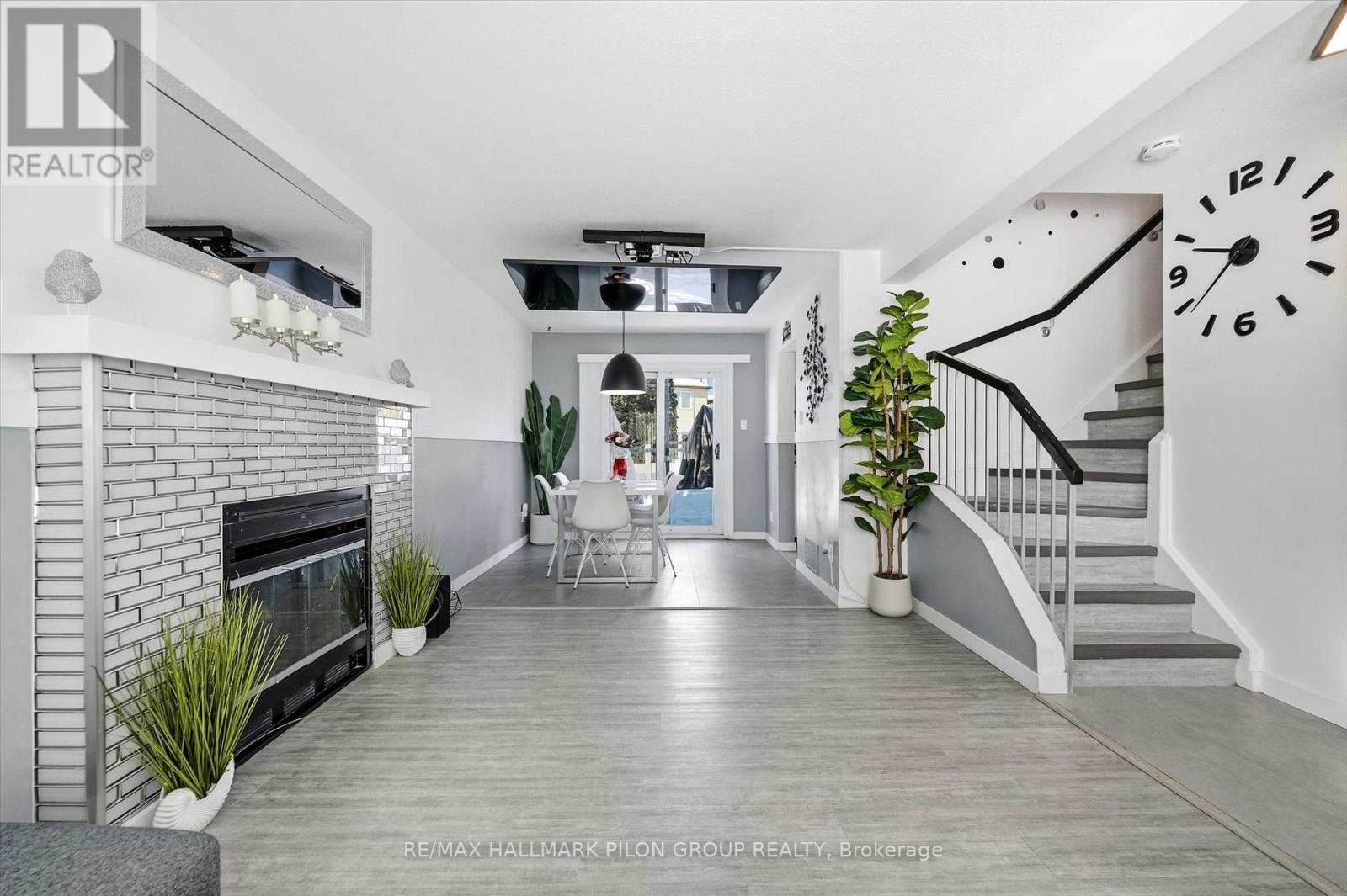 1456 Prestone Drive, Ottawa, Ontario  K1E 1M4 - Photo 2 - X12835602