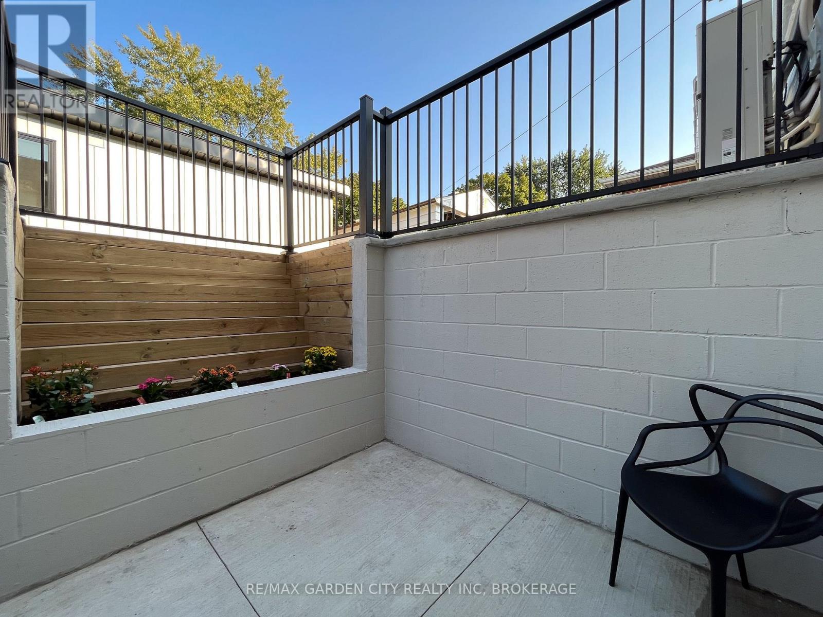 729 Queensdale Avenue E, Hamilton (Raleigh), Ontario  L8V 1M4 - Photo 2 - X12835738