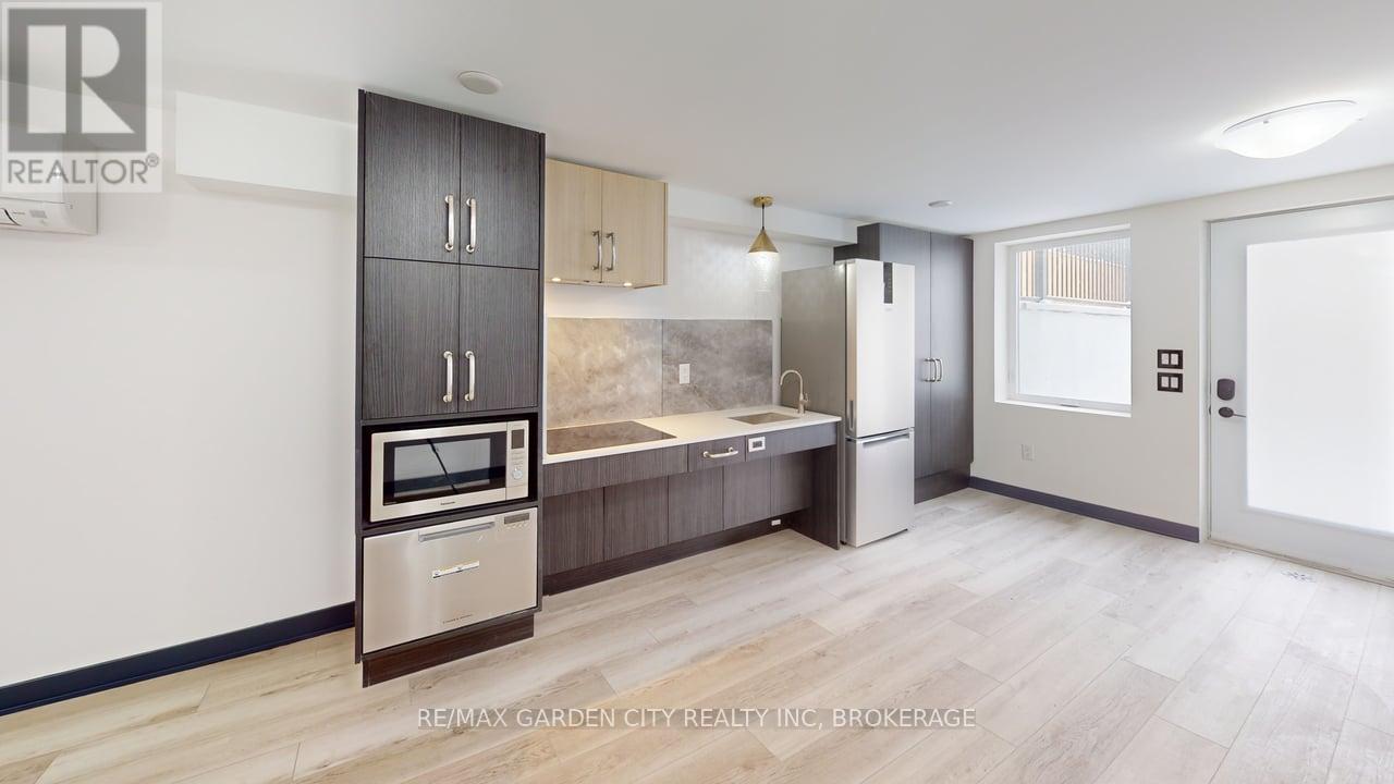 729 Queensdale Avenue E, Hamilton (Raleigh), Ontario  L8V 1M4 - Photo 3 - X12835738