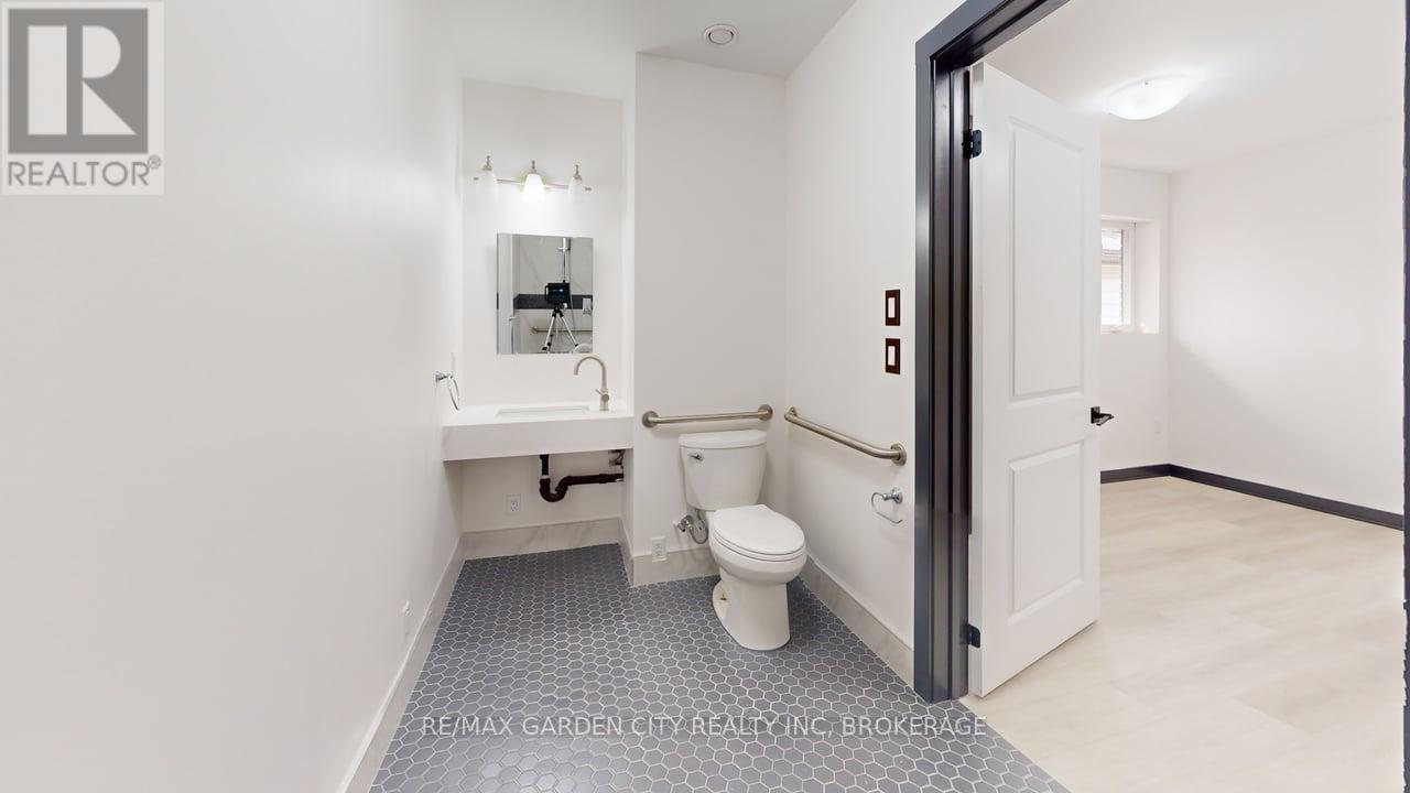 729 Queensdale Avenue E, Hamilton (Raleigh), Ontario  L8V 1M4 - Photo 8 - X12835738