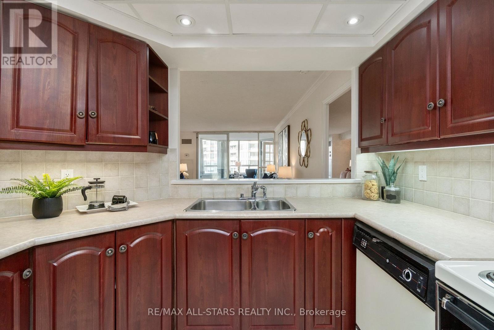 701 - 610 Bullock Drive, Markham, Ontario  L3R 0G1 - Photo 16 - N12835542