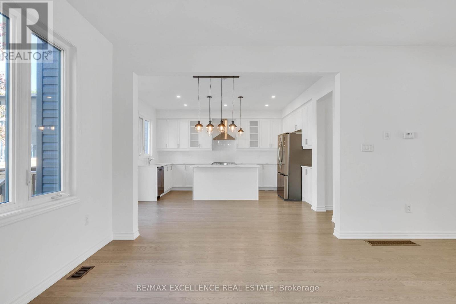 91 Berkely Street, Wasaga Beach, Ontario  L9Z 2N6 - Photo 10 - S12828856