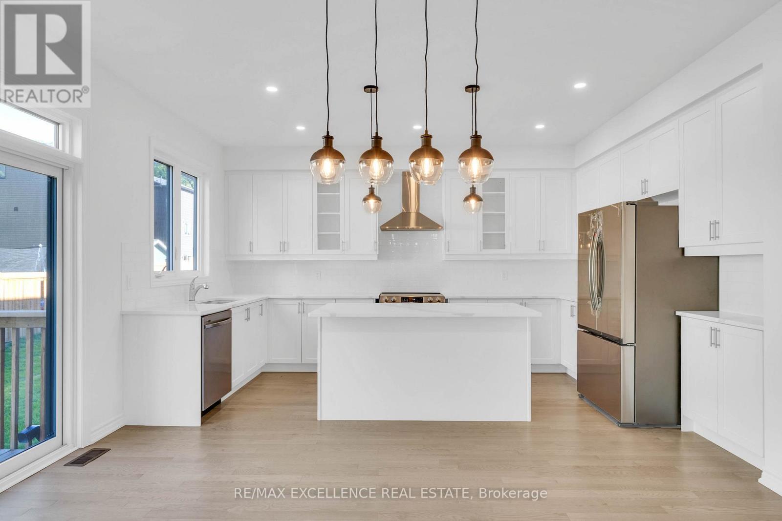 91 Berkely Street, Wasaga Beach, Ontario  L9Z 2N6 - Photo 11 - S12828856