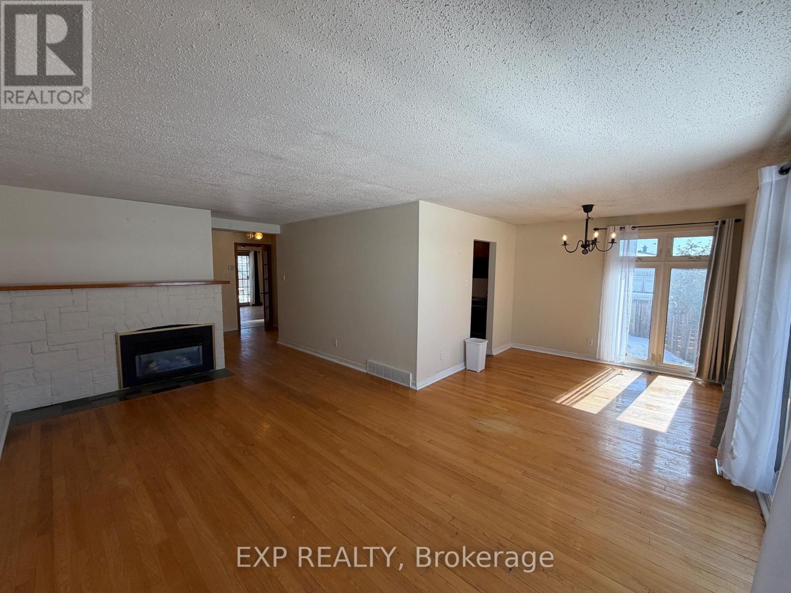 21 Southview Crescent, Ottawa, Ontario  K2E 5R4 - Photo 5 - X12673970