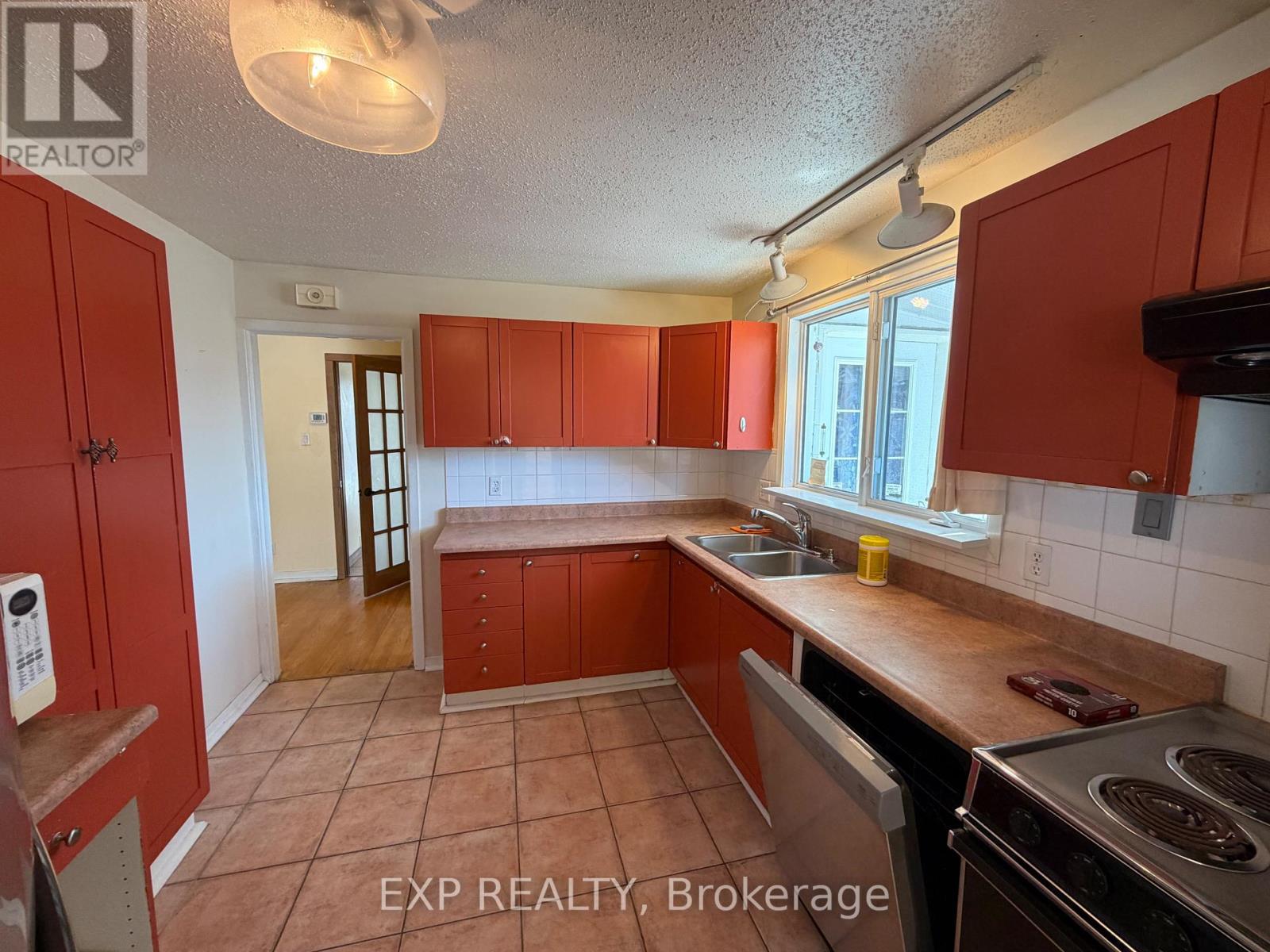 21 Southview Crescent, Ottawa, Ontario  K2E 5R4 - Photo 9 - X12673970