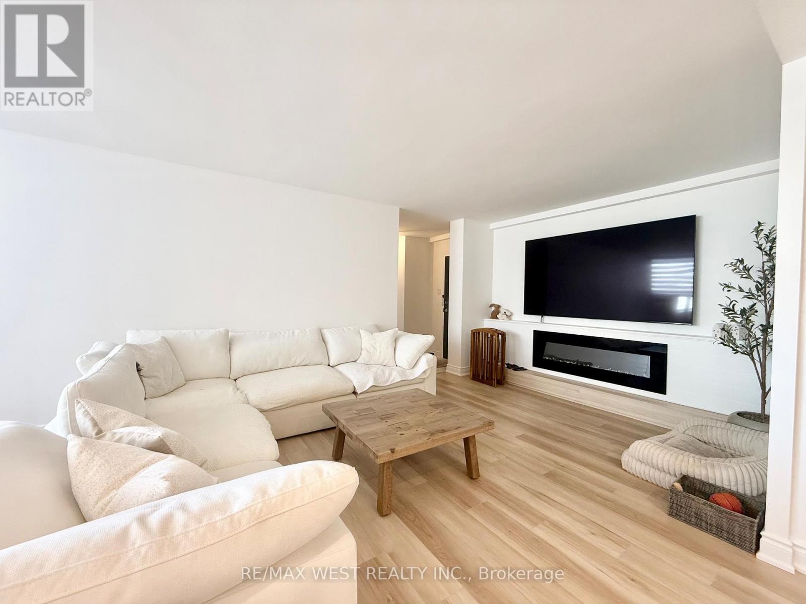 522 - 451 The West Mall, Toronto, Ontario  M9C 1G1 - Photo 2 - W12835586