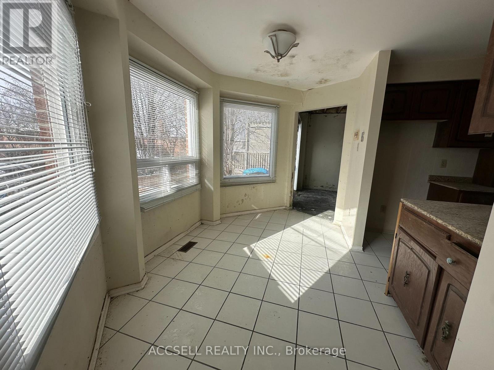 6255 Camgreen Circle, Mississauga, Ontario  L5N 4M5 - Photo 8 - W12835614