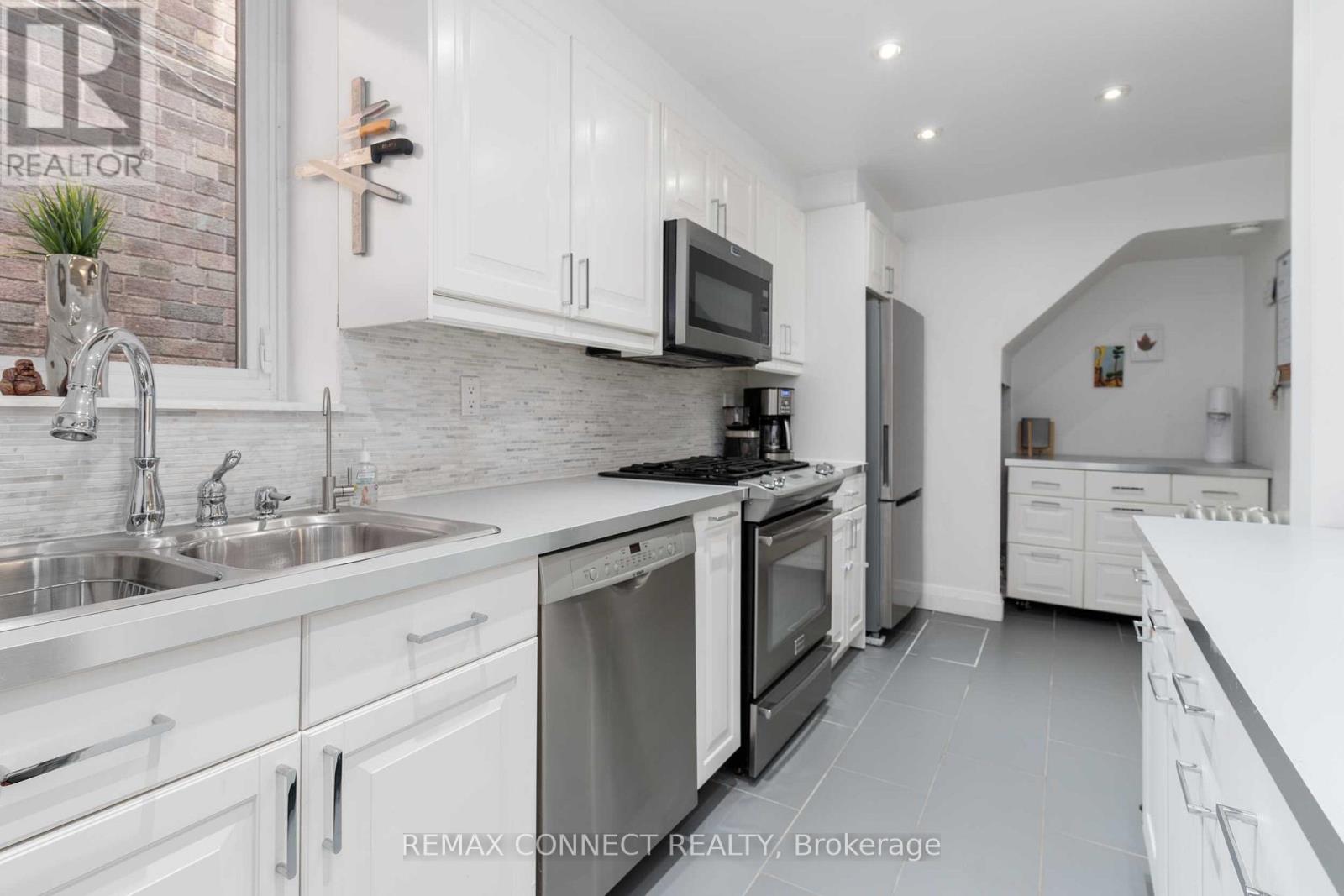 754 Windermere Avenue, Toronto, Ontario  M6S 3M6 - Photo 12 - W12835834