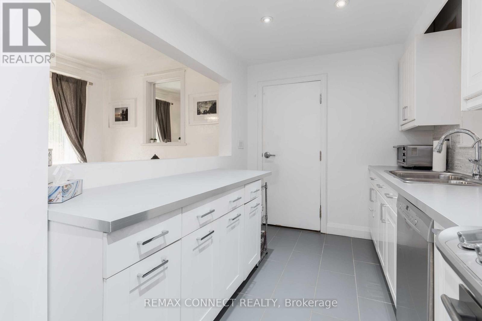 754 Windermere Avenue, Toronto, Ontario  M6S 3M6 - Photo 17 - W12835834