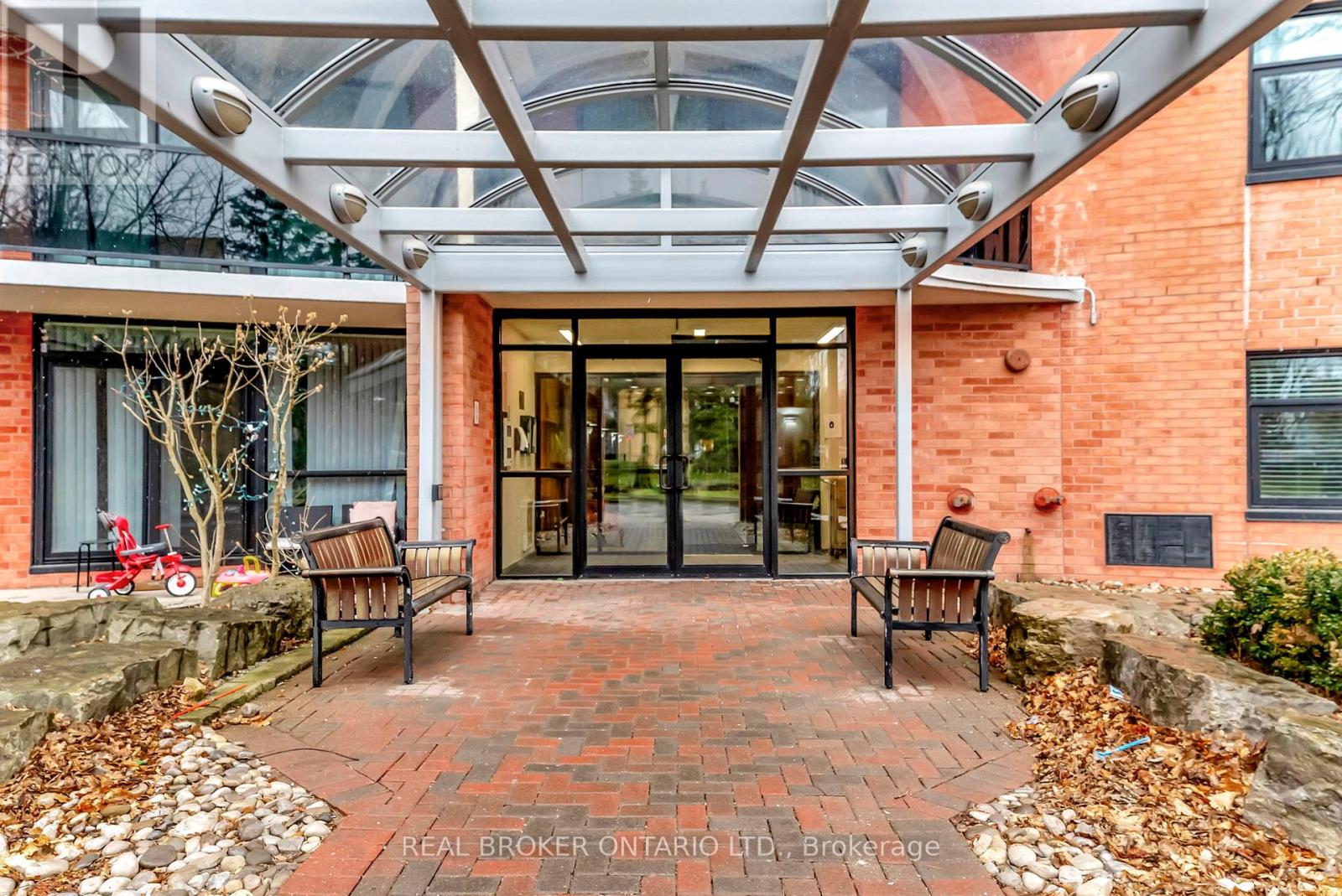 902 - 9 Bonheur Court, Brantford, Ontario  N3P 1Z5 - Photo 3 - X12393717