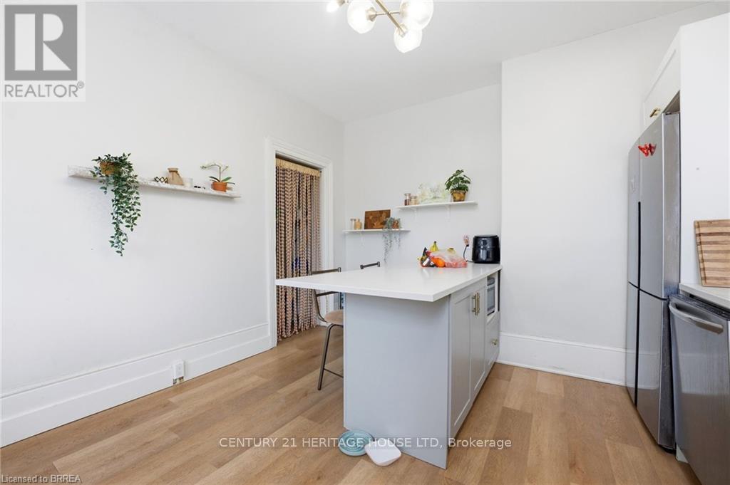 220 Nelson Street, Brantford, Ontario  N3S 4C1 - Photo 5 - X12835650