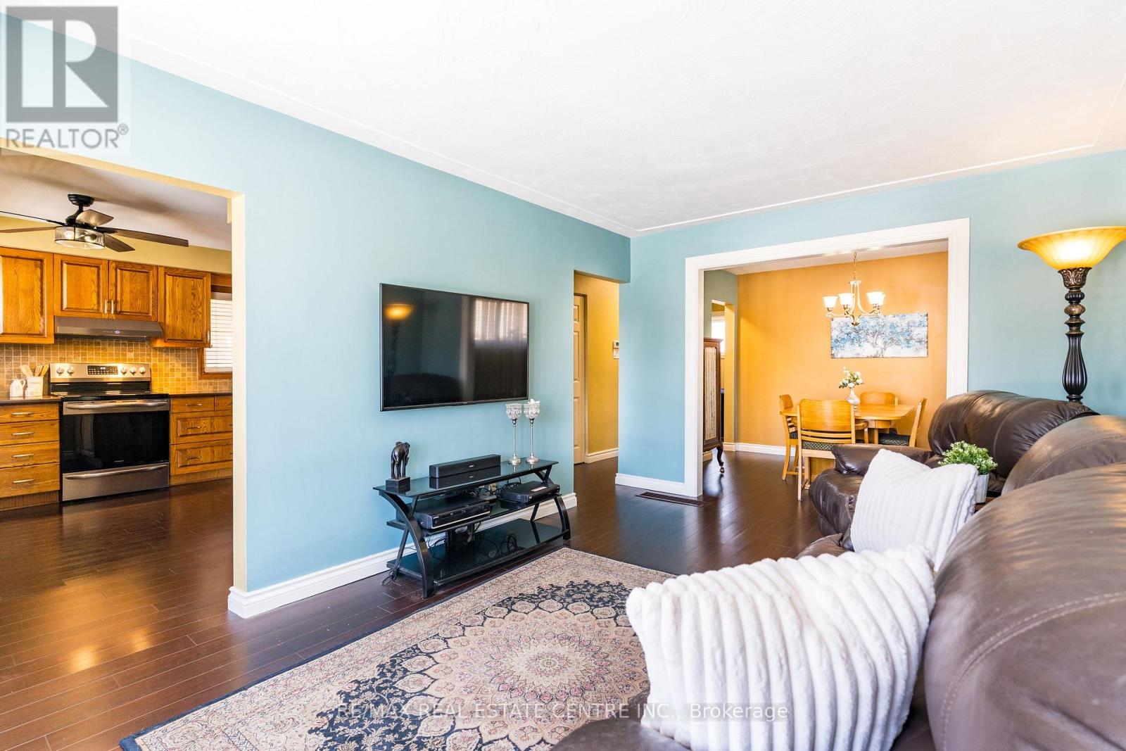 102 Greeningdon Drive, Hamilton, Ontario  L9A 3A7 - Photo 4 - X12835784