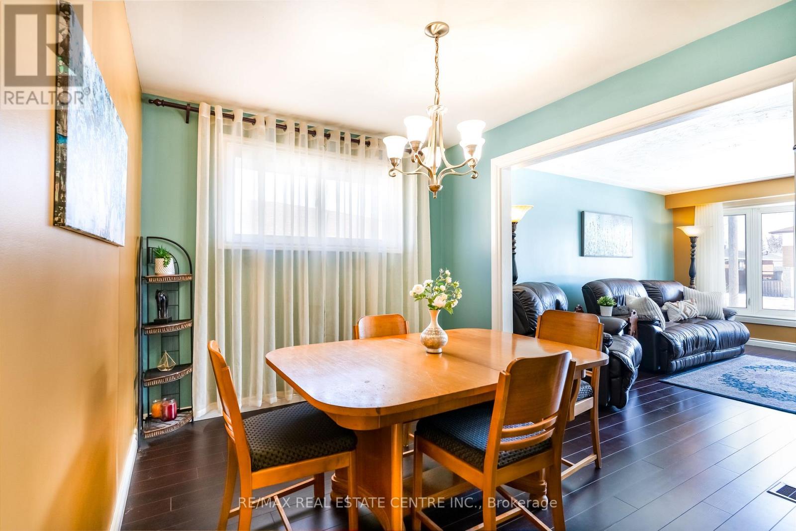 102 Greeningdon Drive, Hamilton, Ontario  L9A 3A7 - Photo 6 - X12835784