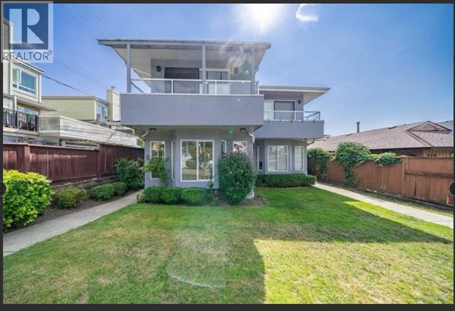 215 W 18th Street, North Vancouver, British Columbia  V7M 1W7 - Photo 1 - R3093005