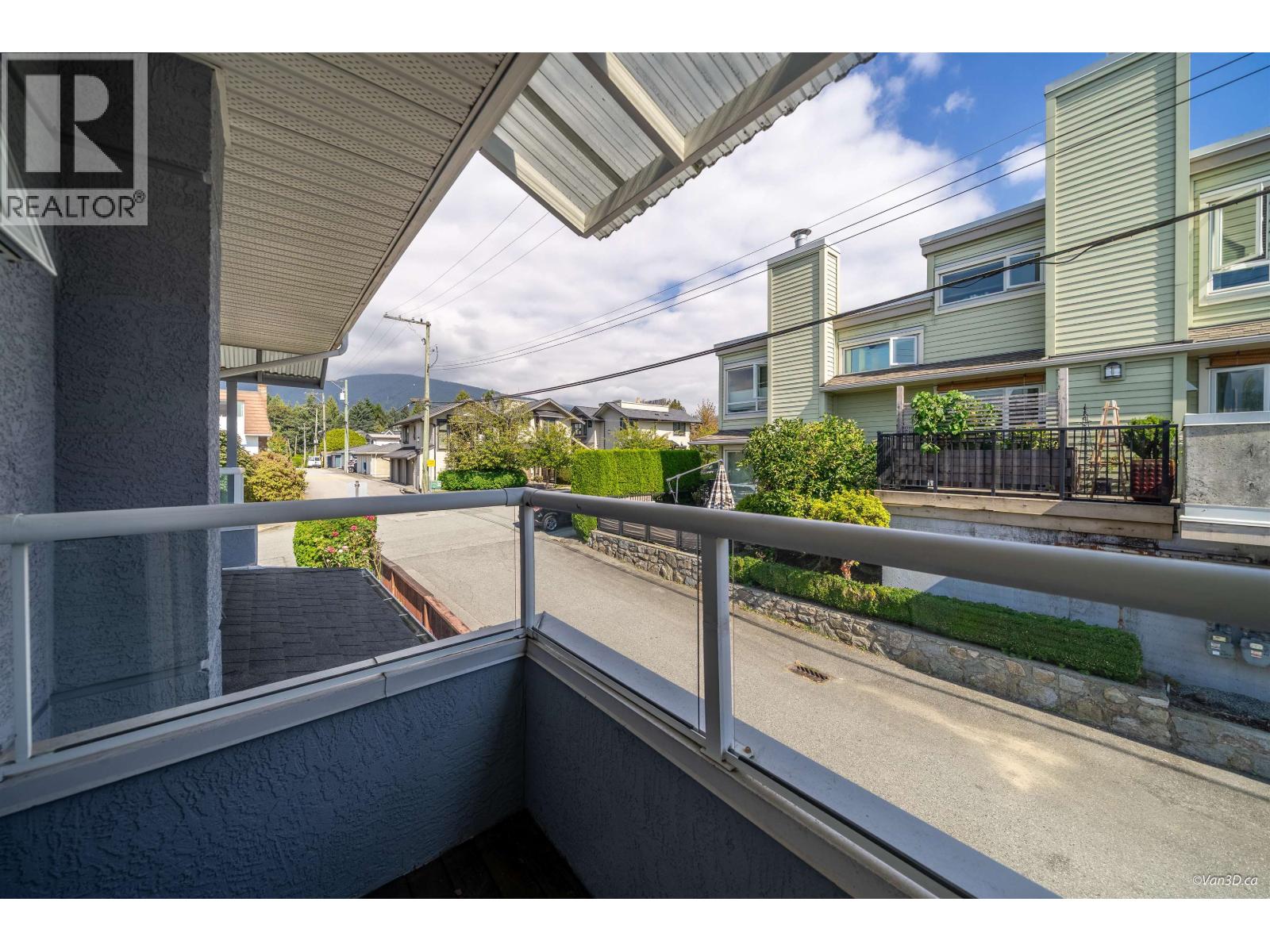 215 W 18th Street, North Vancouver, British Columbia  V7M 1W7 - Photo 9 - R3093005