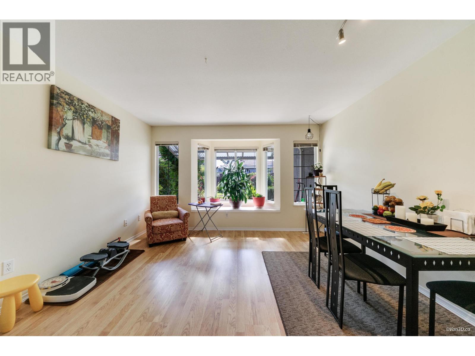 215 W 18th Street, North Vancouver, British Columbia  V7M 1W7 - Photo 4 - R3093005