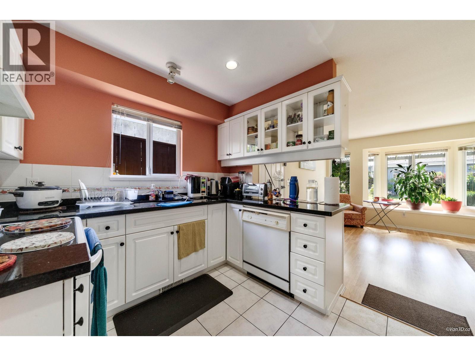 215 W 18th Street, North Vancouver, British Columbia  V7M 1W7 - Photo 5 - R3093005