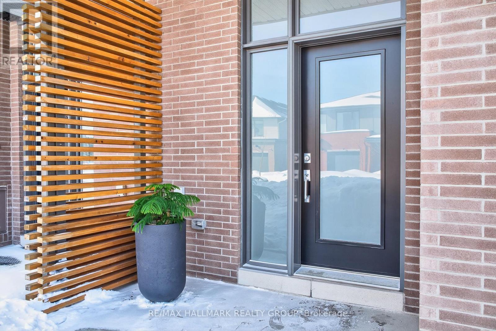 869 Moses Tennisco Street, Ottawa, Ontario K1K 5A2 - Photo 2 - X12835952