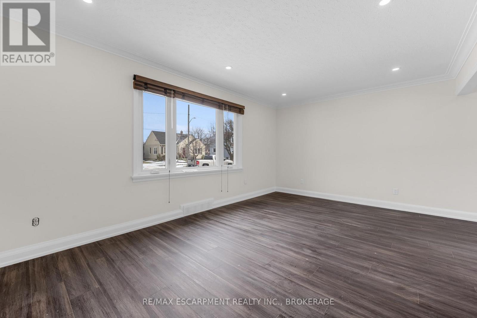 Main - 18 Princess Street, St. Catharines (E. Chester), Ontario  L2P 2R1 - Photo 3 - X12835924