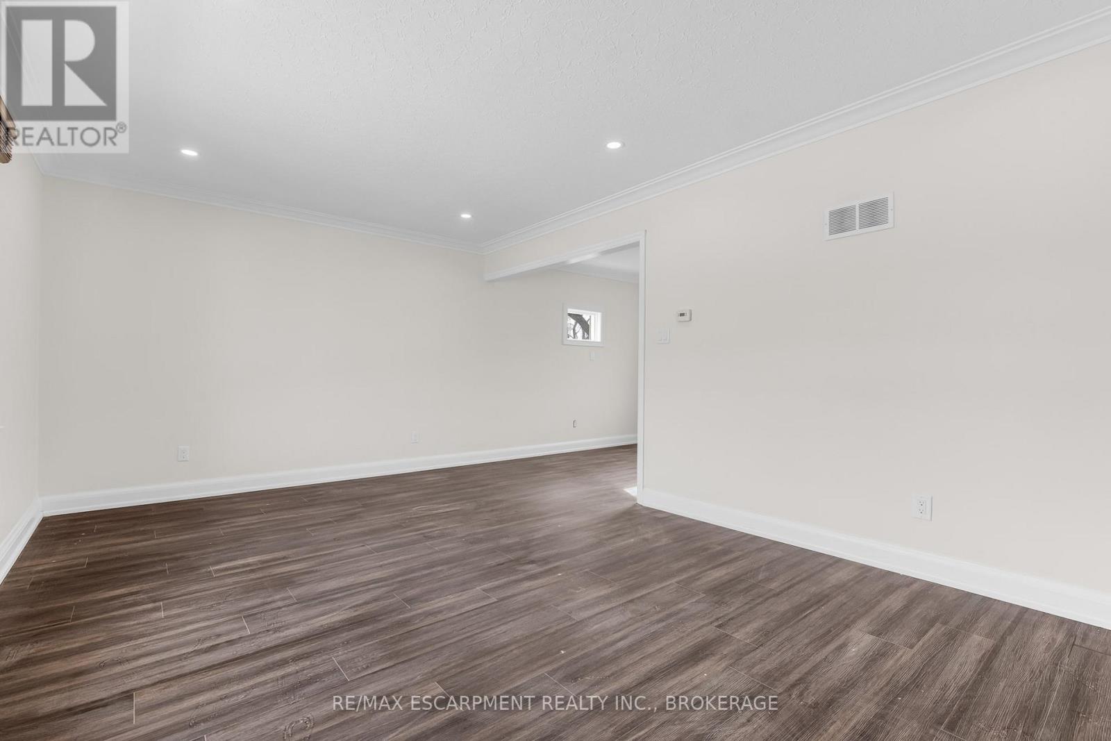 Main - 18 Princess Street, St. Catharines (E. Chester), Ontario  L2P 2R1 - Photo 4 - X12835924