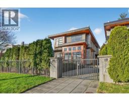 2 252 E 19TH STREET, North Vancouver, British Columbia