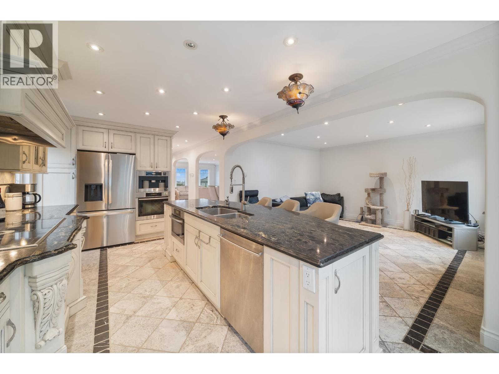 128 Hythe Avenue, Burnaby, British Columbia  V5B 3H7 - Photo 12 - R3094831