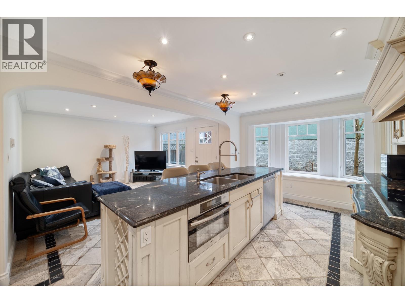 128 Hythe Avenue, Burnaby, British Columbia  V5B 3H7 - Photo 13 - R3094831