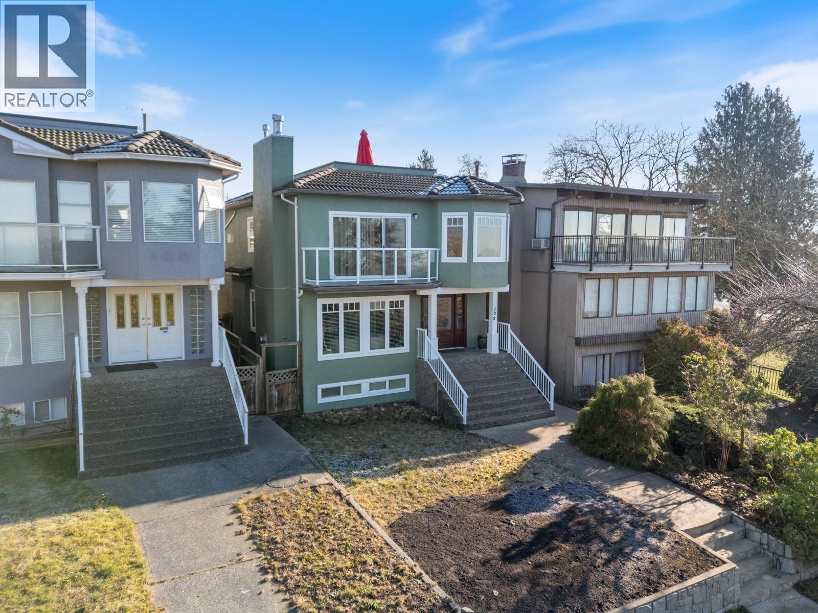 128 Hythe Avenue, Burnaby, British Columbia  V5B 3H7 - Photo 2 - R3094831