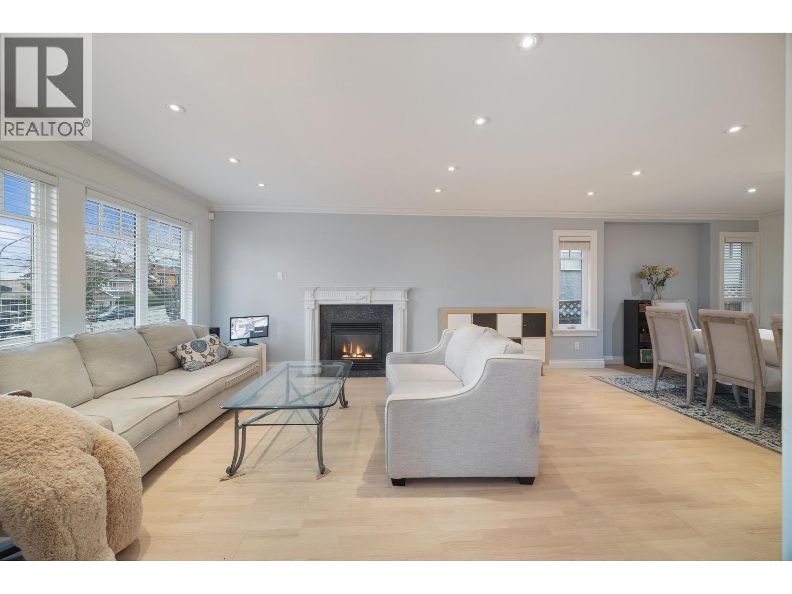 128 Hythe Avenue, Burnaby, British Columbia  V5B 3H7 - Photo 5 - R3094831