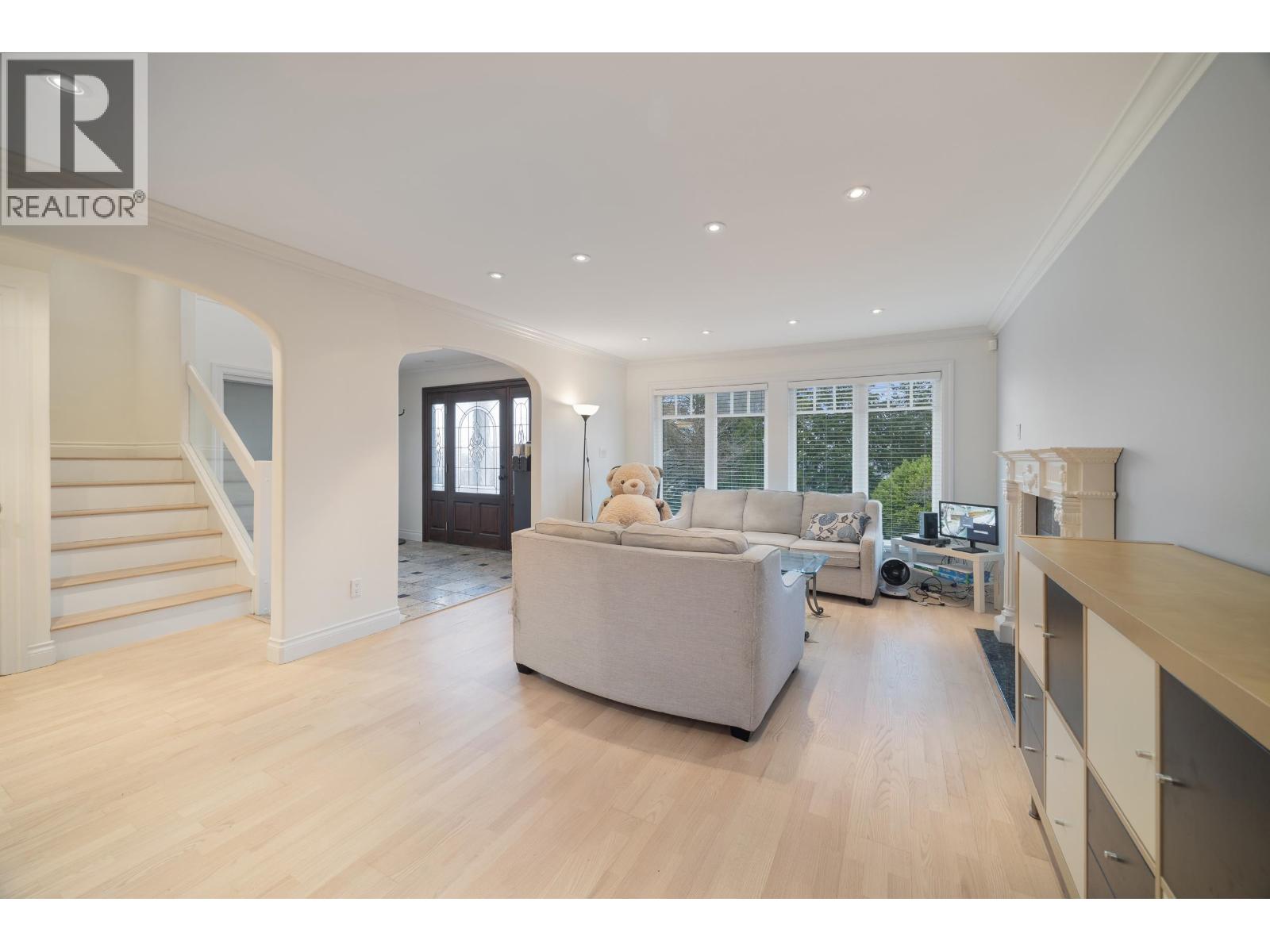 128 Hythe Avenue, Burnaby, British Columbia  V5B 3H7 - Photo 6 - R3094831