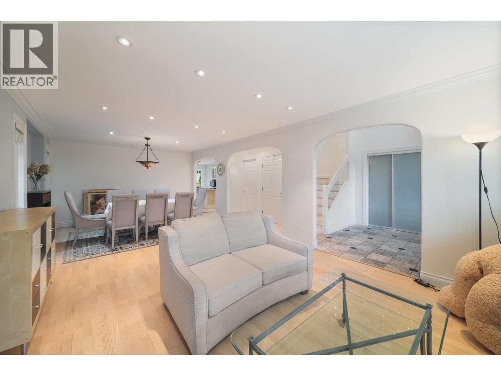 128 Hythe Avenue, Burnaby, British Columbia  V5B 3H7 - Photo 8 - R3094831