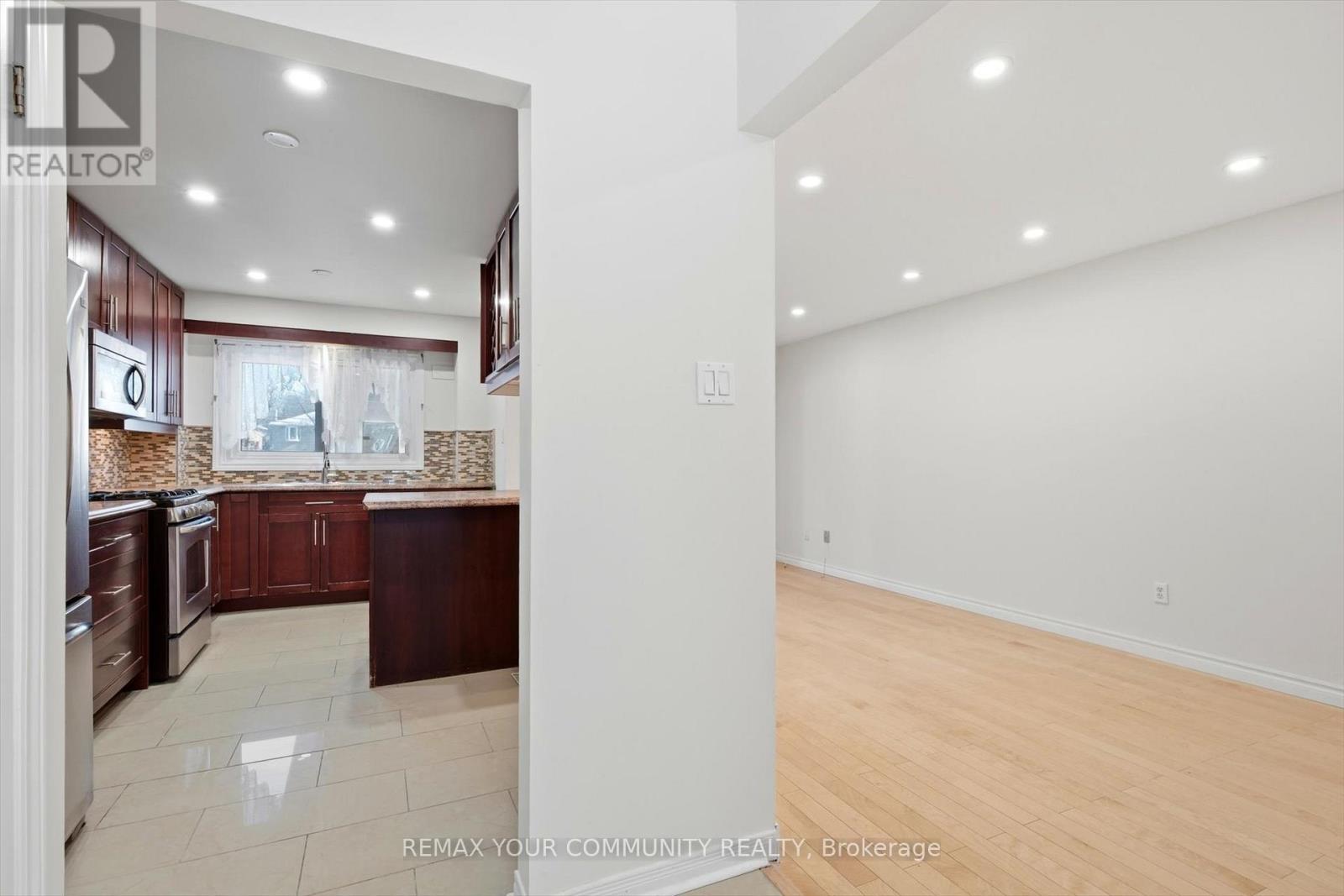 676 Galloway Crescent, Mississauga, Ontario  L5C 3W1 - Photo 3 - W12835880