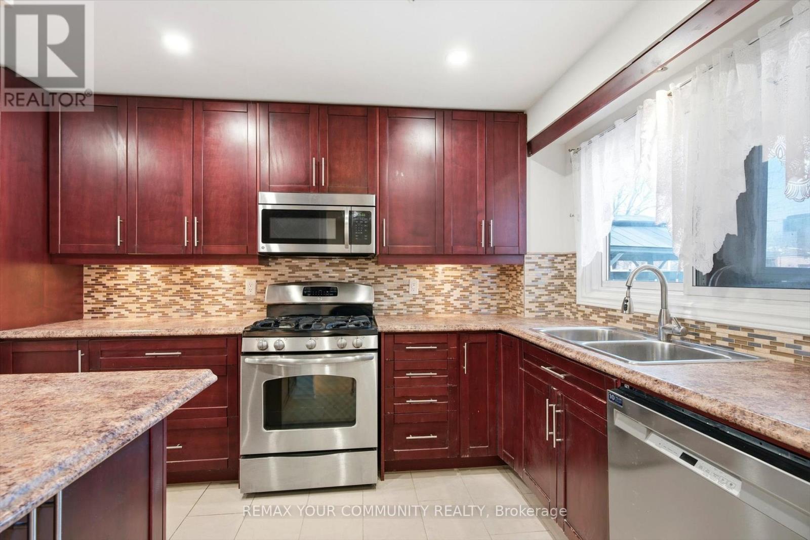 676 Galloway Crescent, Mississauga, Ontario  L5C 3W1 - Photo 6 - W12835880
