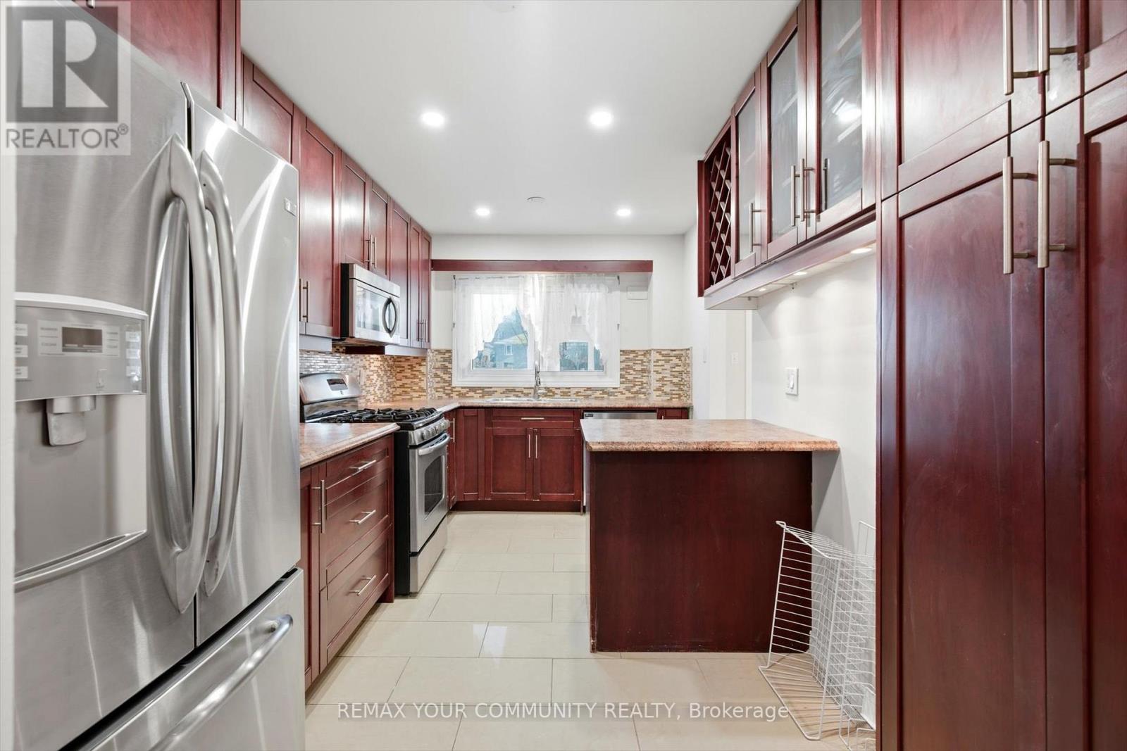 676 Galloway Crescent, Mississauga, Ontario  L5C 3W1 - Photo 7 - W12835880