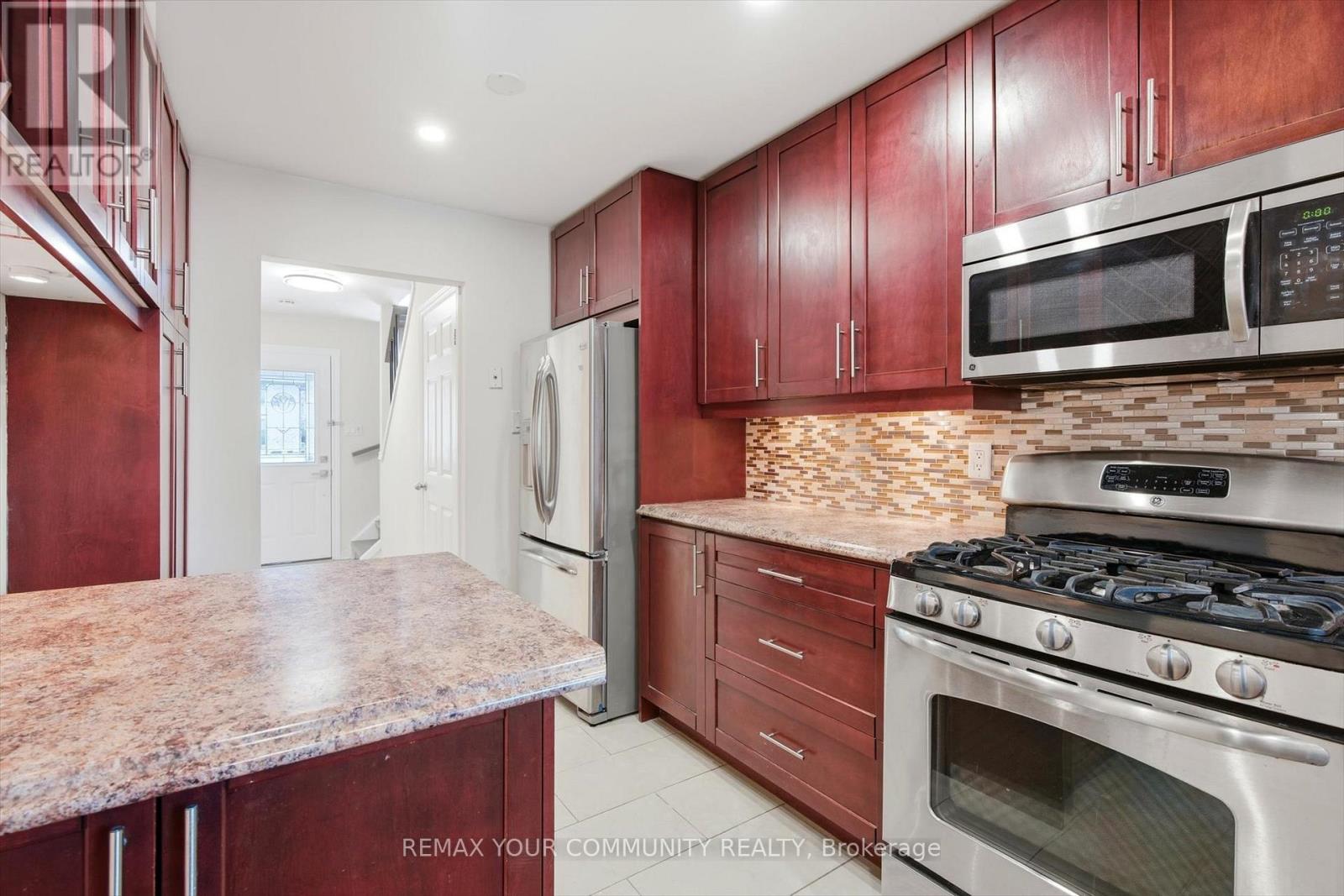 676 Galloway Crescent, Mississauga, Ontario  L5C 3W1 - Photo 8 - W12835880