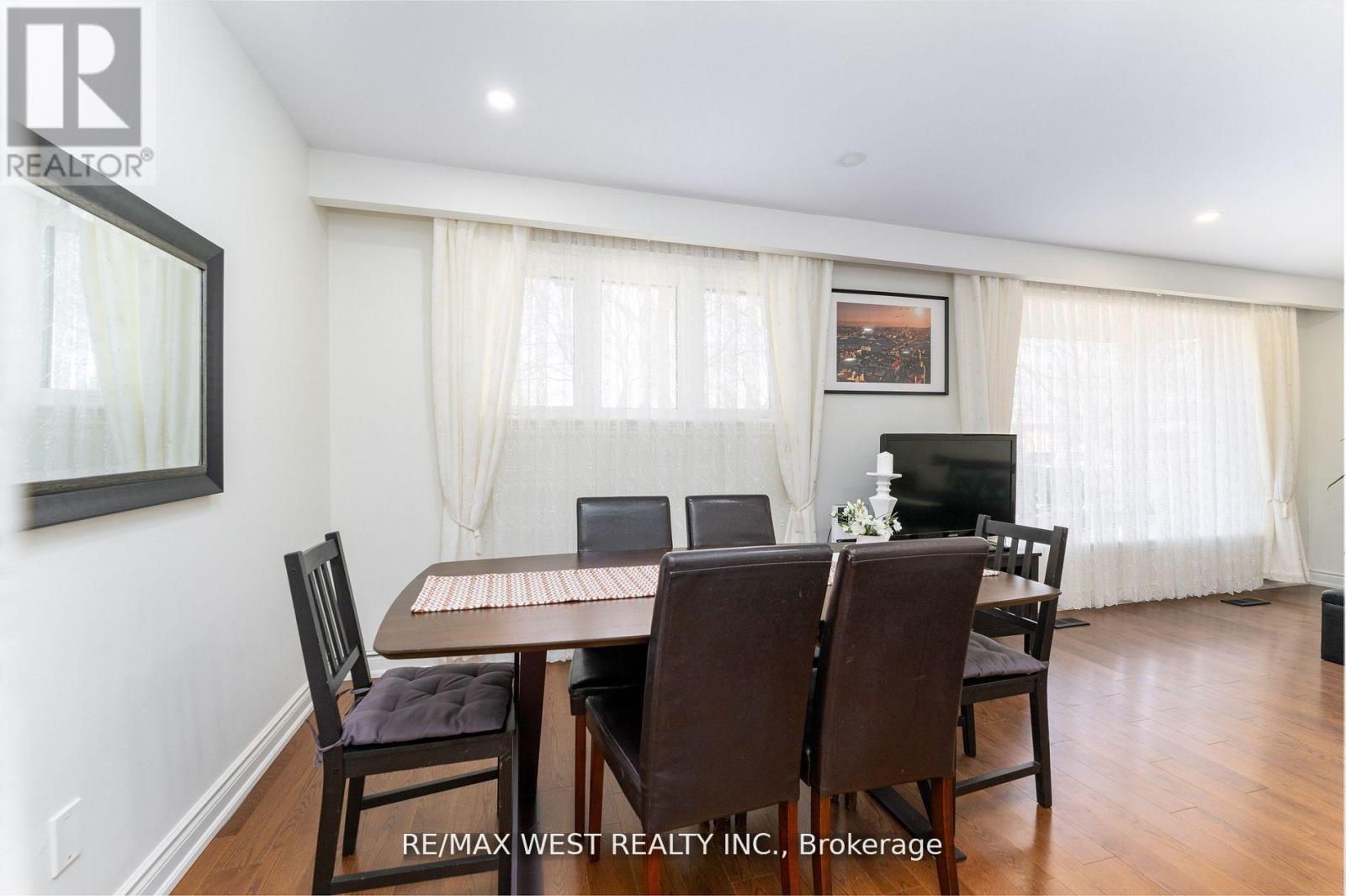 11 Farley Crescent, Toronto, Ontario  M9R 2A5 - Photo 13 - W12835902