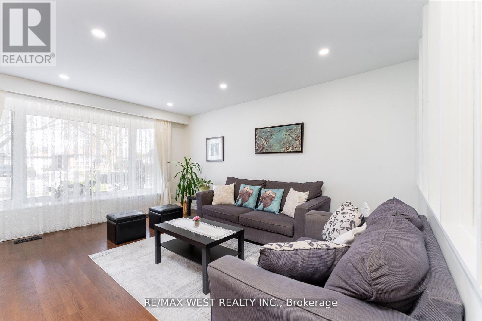 11 Farley Crescent, Toronto, Ontario  M9R 2A5 - Photo 16 - W12835902