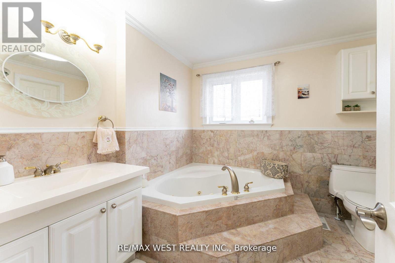 11 Farley Crescent, Toronto, Ontario  M9R 2A5 - Photo 17 - W12835902