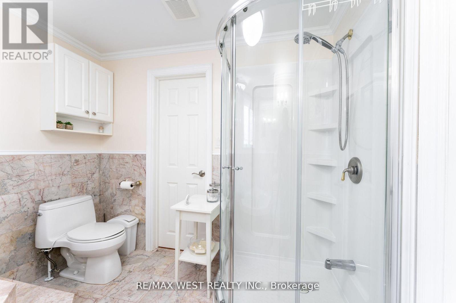 11 Farley Crescent, Toronto, Ontario  M9R 2A5 - Photo 18 - W12835902