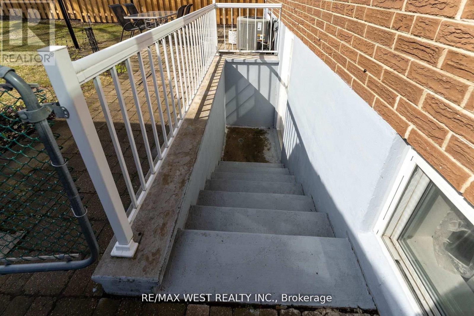 11 Farley Crescent, Toronto, Ontario  M9R 2A5 - Photo 31 - W12835902