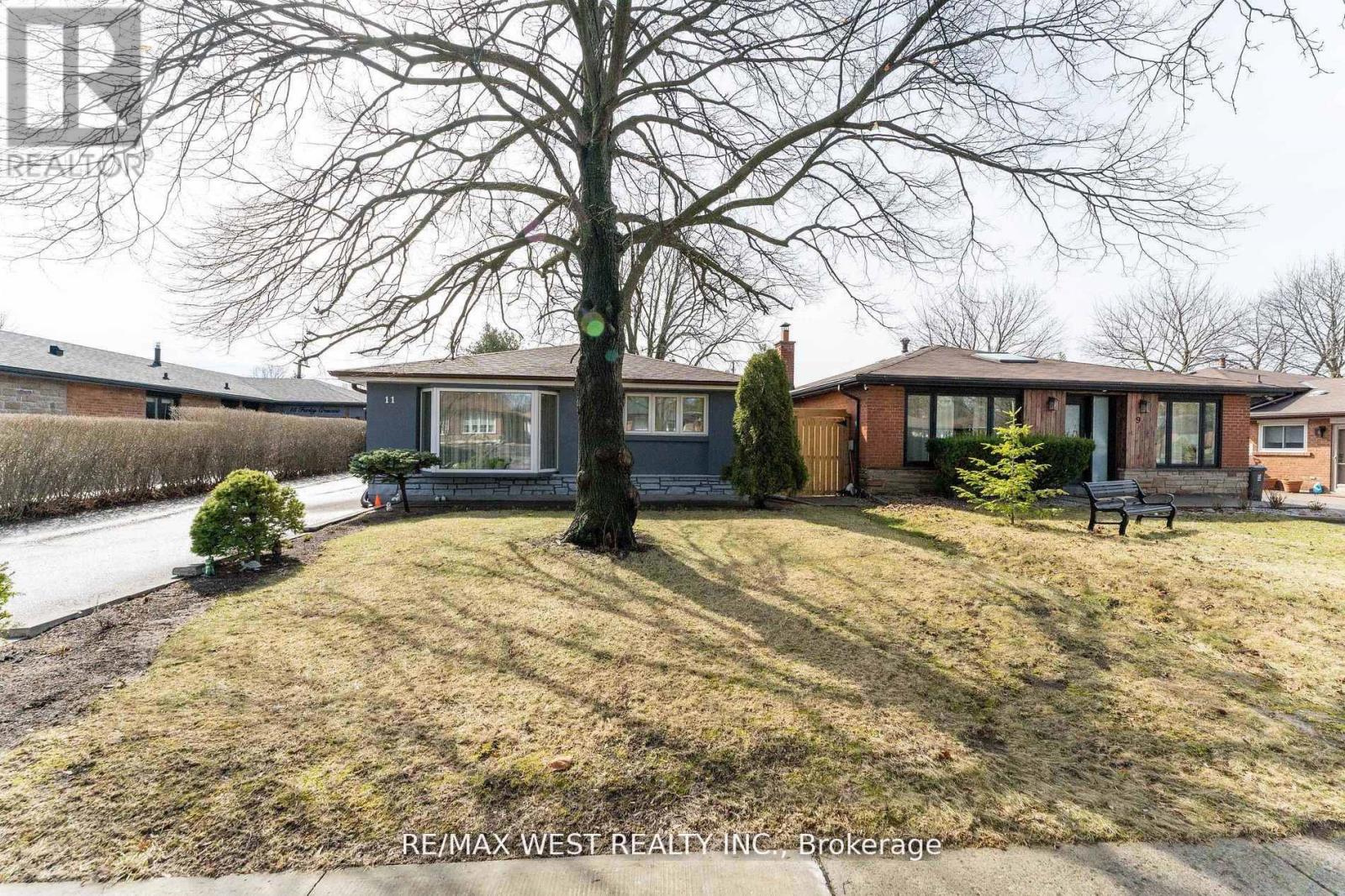 11 Farley Crescent, Toronto, Ontario  M9R 2A5 - Photo 5 - W12835902