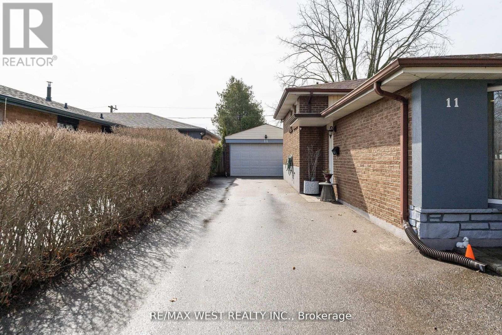 11 Farley Crescent, Toronto, Ontario  M9R 2A5 - Photo 6 - W12835902