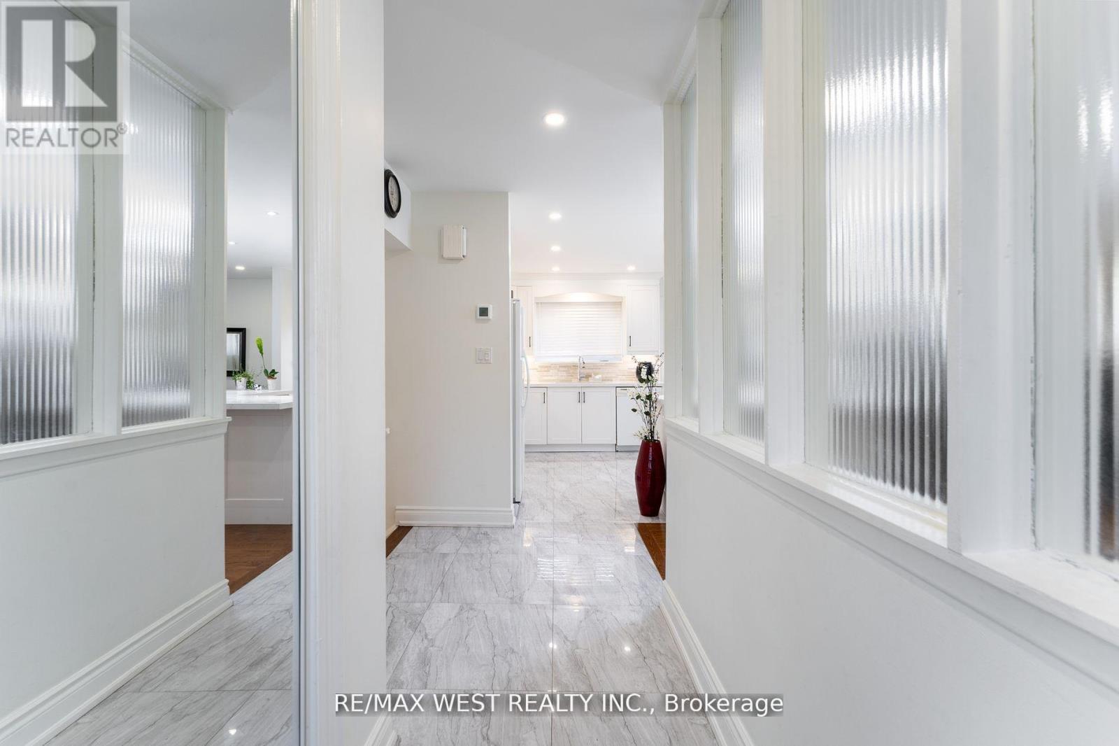 11 Farley Crescent, Toronto, Ontario  M9R 2A5 - Photo 8 - W12835902