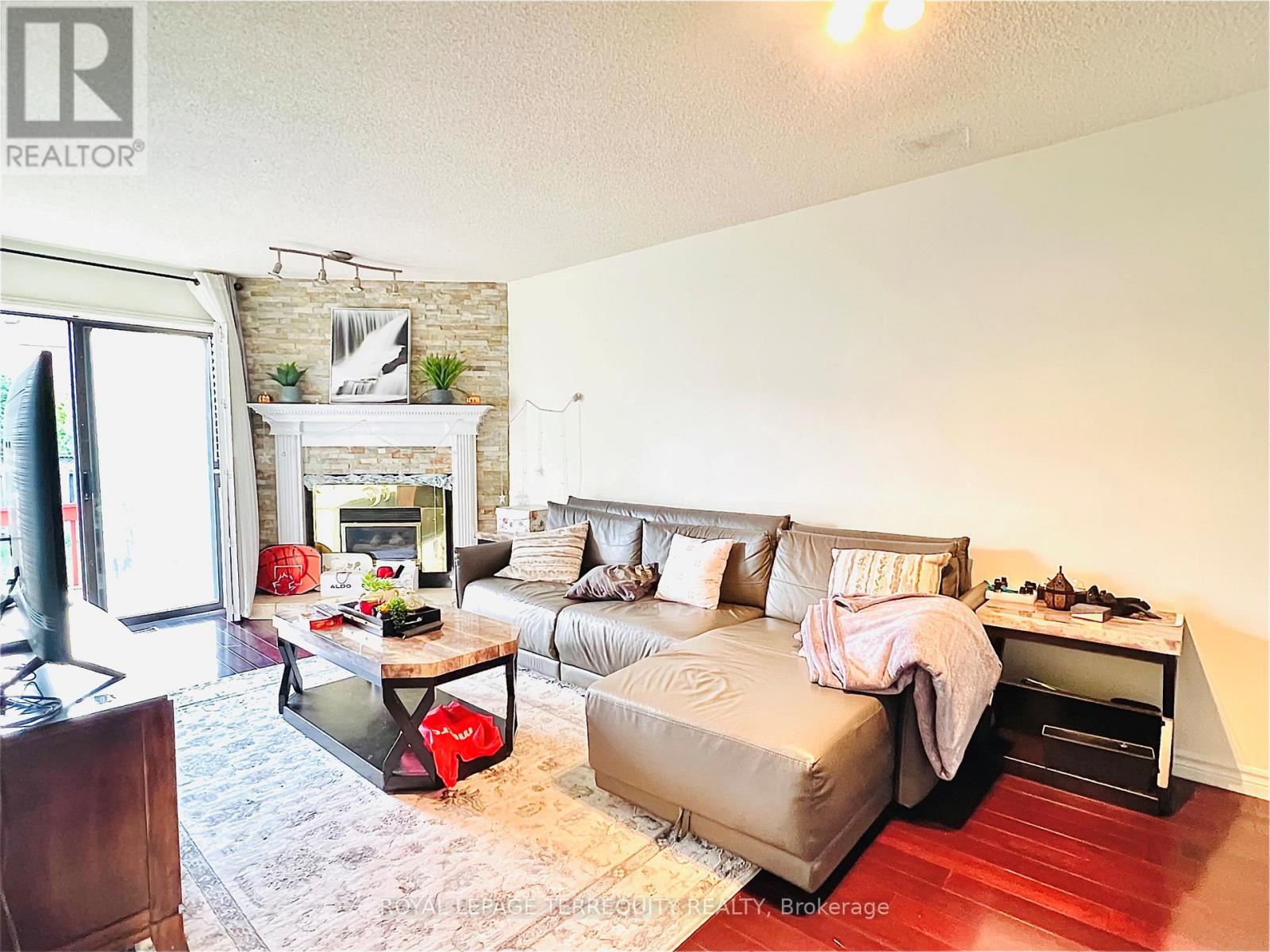 531 Loretta Court, Mississauga, Ontario  L5B 3S2 - Photo 4 - W12835954