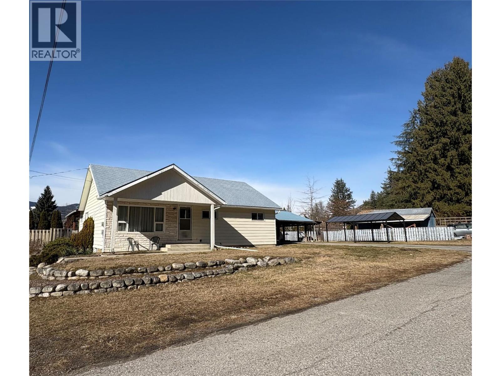 301 5th Street Nw, Nakusp, British Columbia  V0G 1R0 - Photo 1 - 10363697