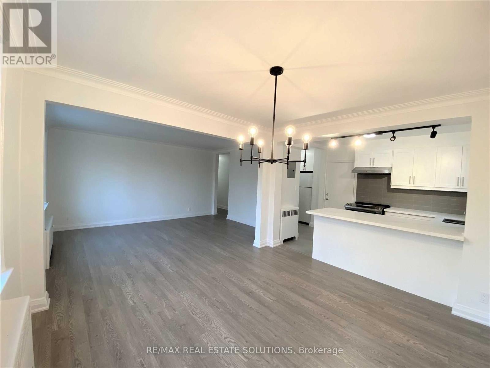 2 - 5 Warwick Avenue, Toronto, Ontario  M6C 1T5 - Photo 2 - C12836076