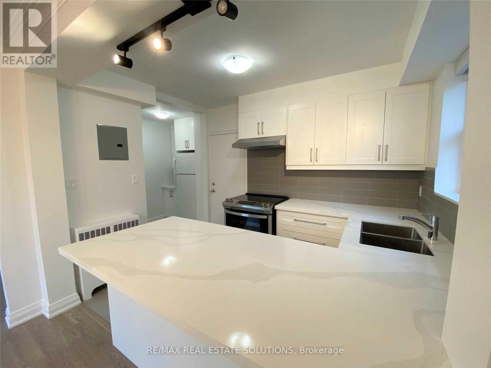 2 - 5 Warwick Avenue, Toronto, Ontario  M6C 1T5 - Photo 6 - C12836076