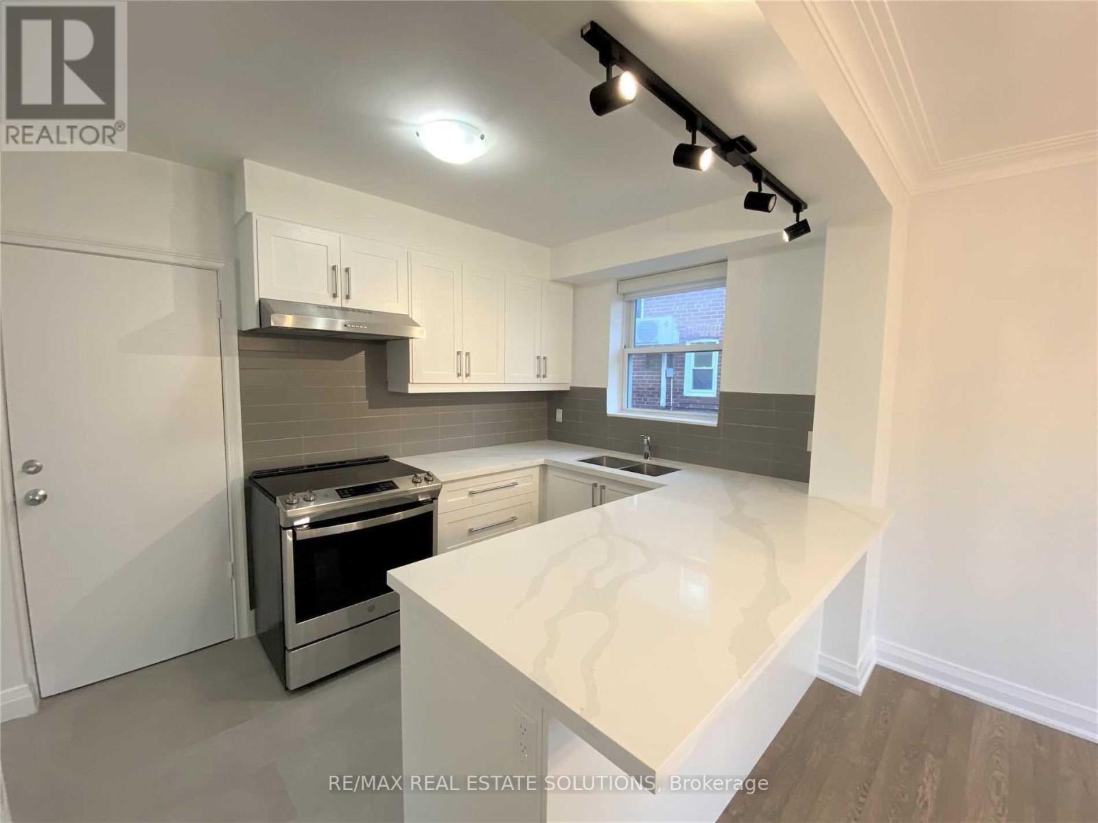 2 - 5 Warwick Avenue, Toronto, Ontario  M6C 1T5 - Photo 7 - C12836076